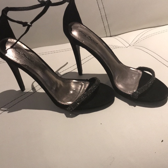 very pretty  black sandales . - Picture 2 of 3